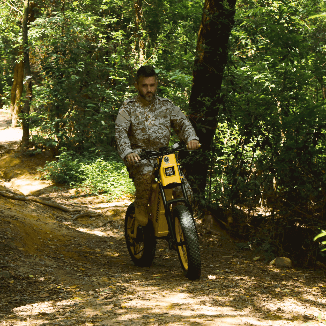 Rundeer Attack10 e-bike rider on trail