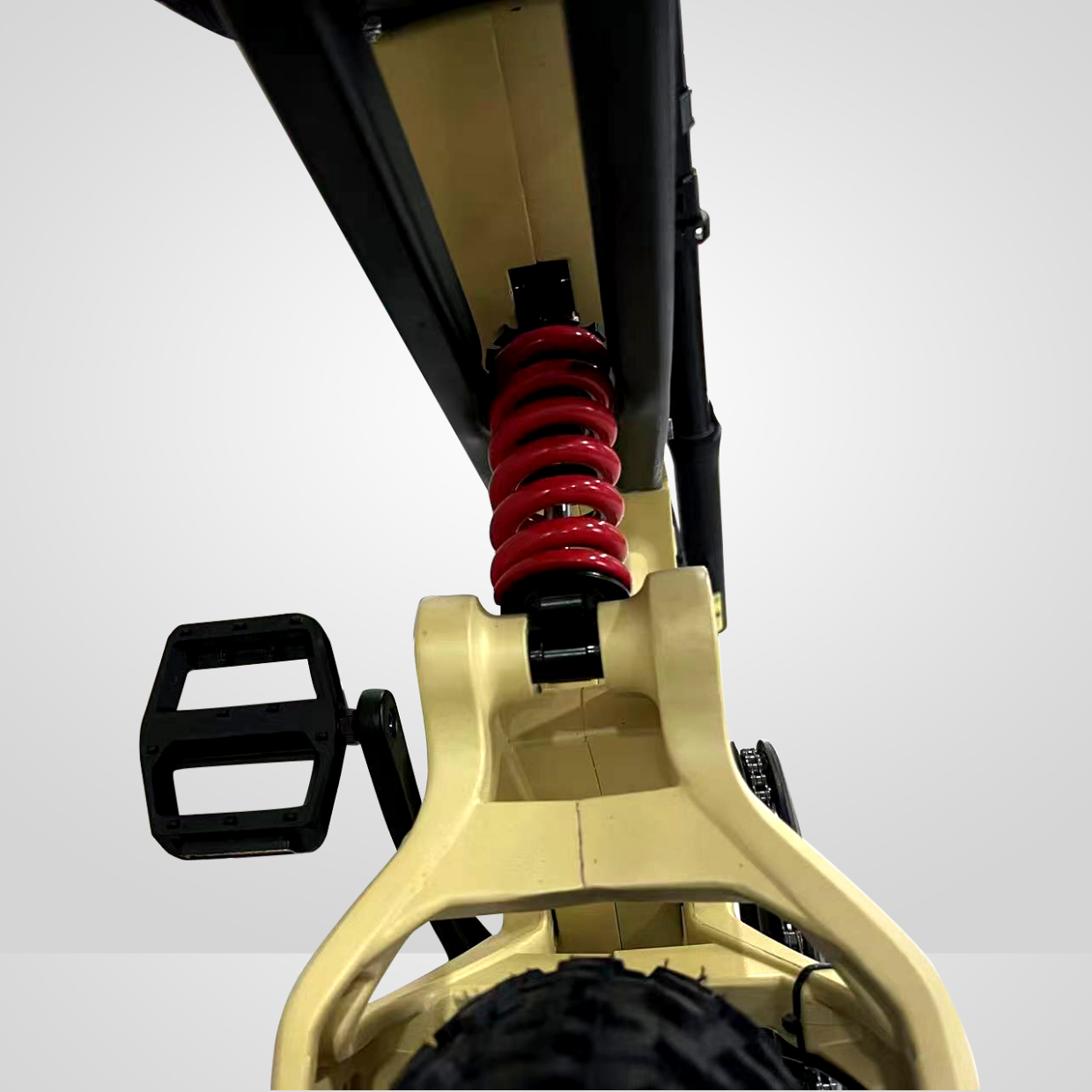 Rundeer Attack10 e-bike rear suspension and pedal detail
