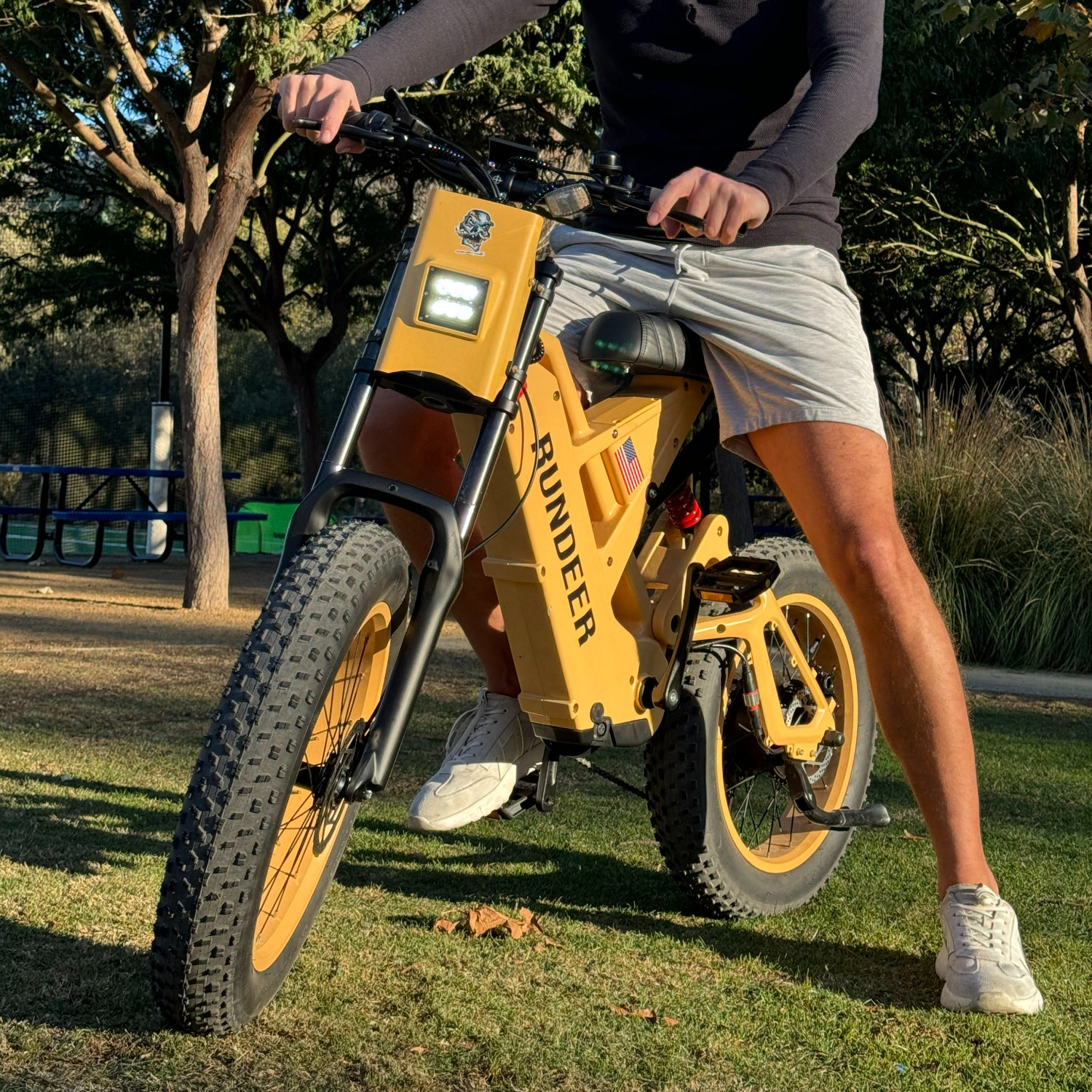 Person riding Rundeer Attack10 e-bike on grass